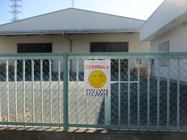 草加市・校区内学校と地域連携「こども避難所」の看板を設置しました
